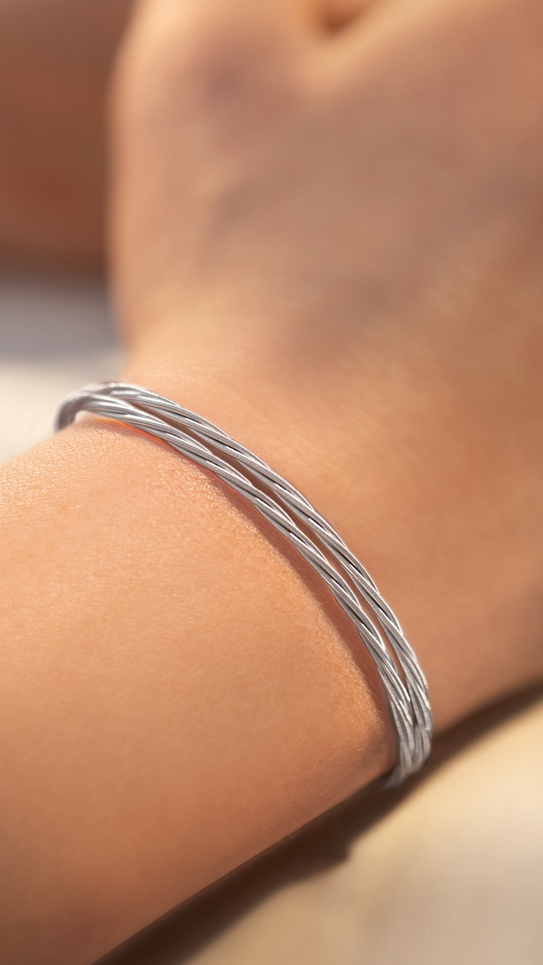 パワフルでエレガント：「EMBRACE ME. Power of gold」