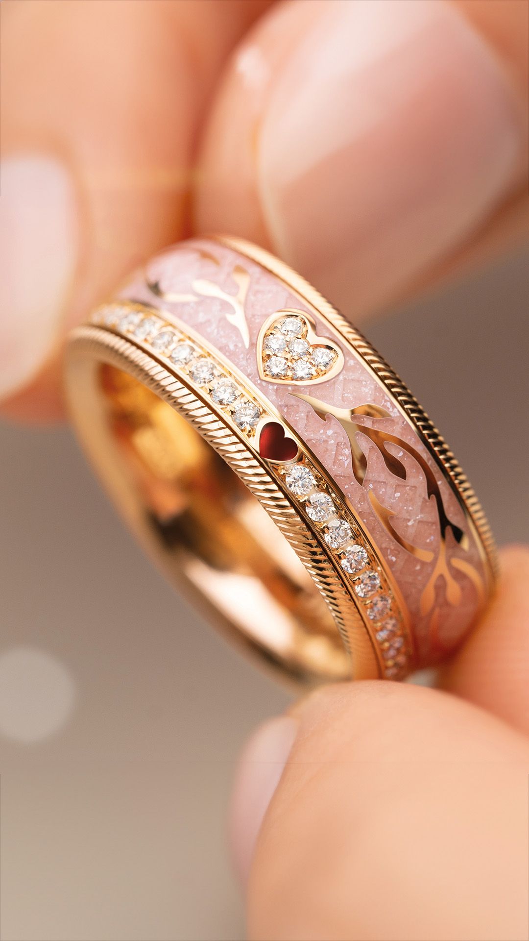 THE WORLD'S “MOST VIBRANT” RING.