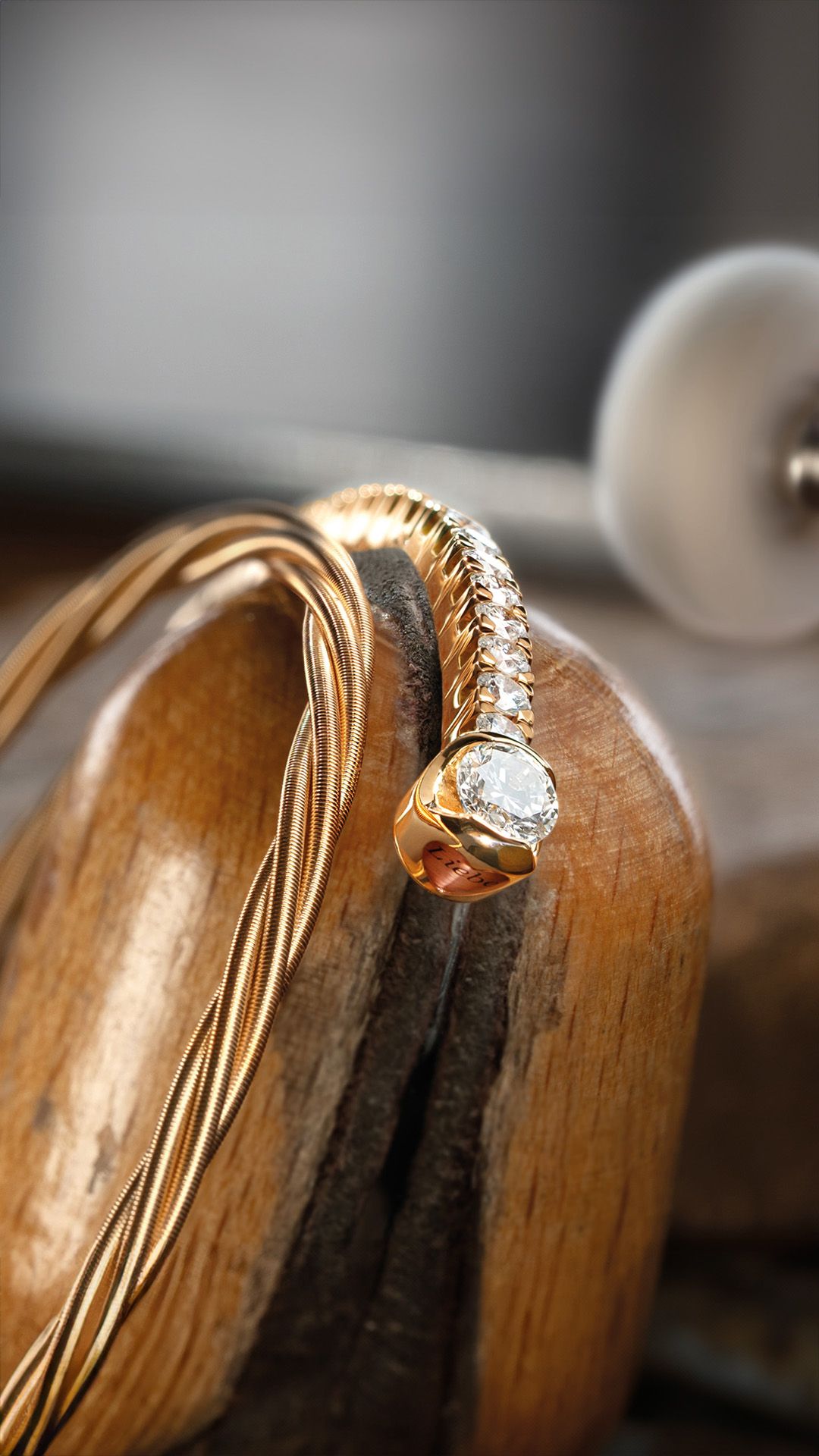 きらめくエレガンス：ブレスレット「EMBRACE ME. Power of diamonds」