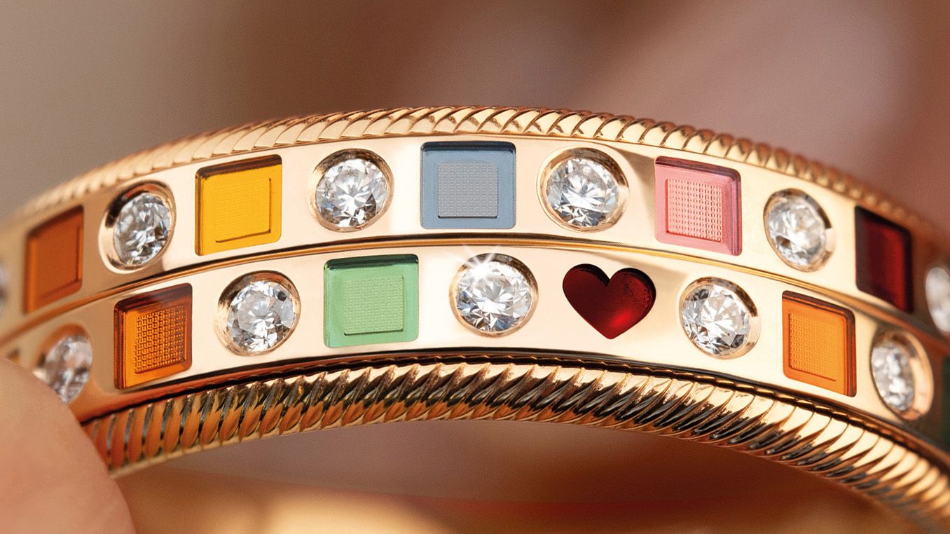 Der drehbare Ring REGENBORGEN Duett fängt die Farben des Regenbogens in 18 Karat Gold ein. Rhythmisch eingefasst funkeln die Brillanten.