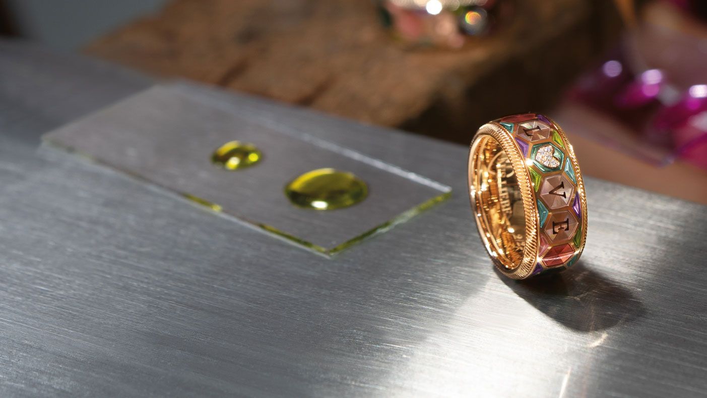 Wellendorff Jahresring AUS LIEBE 2026 aus 18 Karat Gelbgold mit acht neuen, farbenprächtigen Kaltemaille-Tönen.