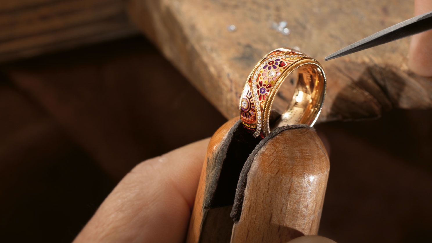 Wellendorff Geburtstagsring 2026 Flower Power, limitiert und aus 18 Karat Gelbgold mit bunter Kaltemaille gefertigt.