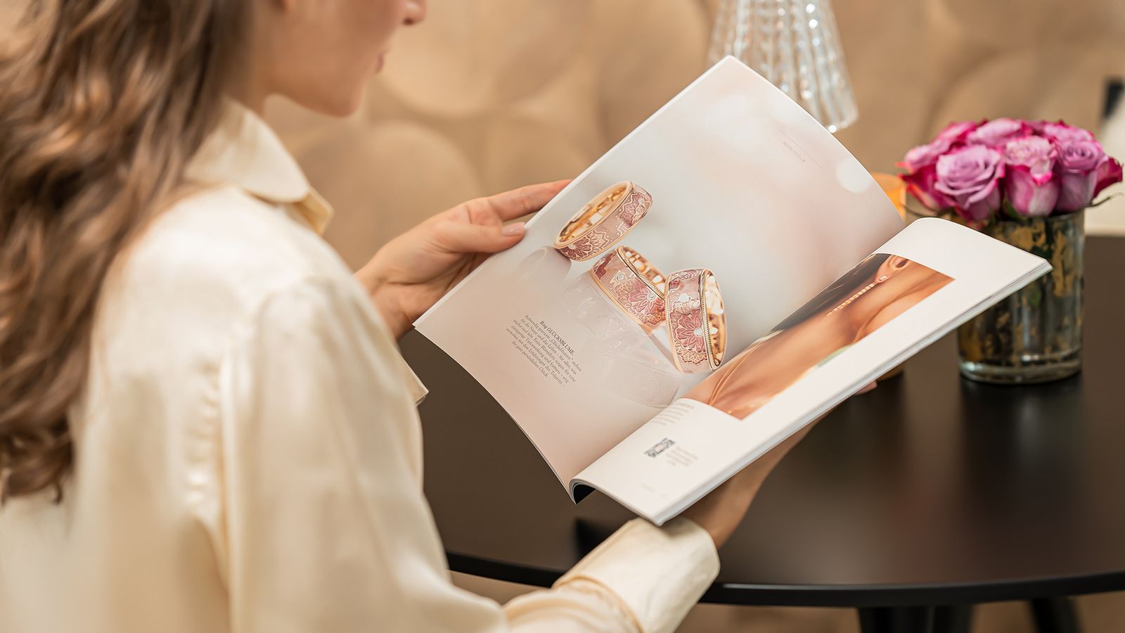 Das Wellendorff Familien-Magazin 2024 zeigt die neue Kollektion MEIN GLÜCK nude.