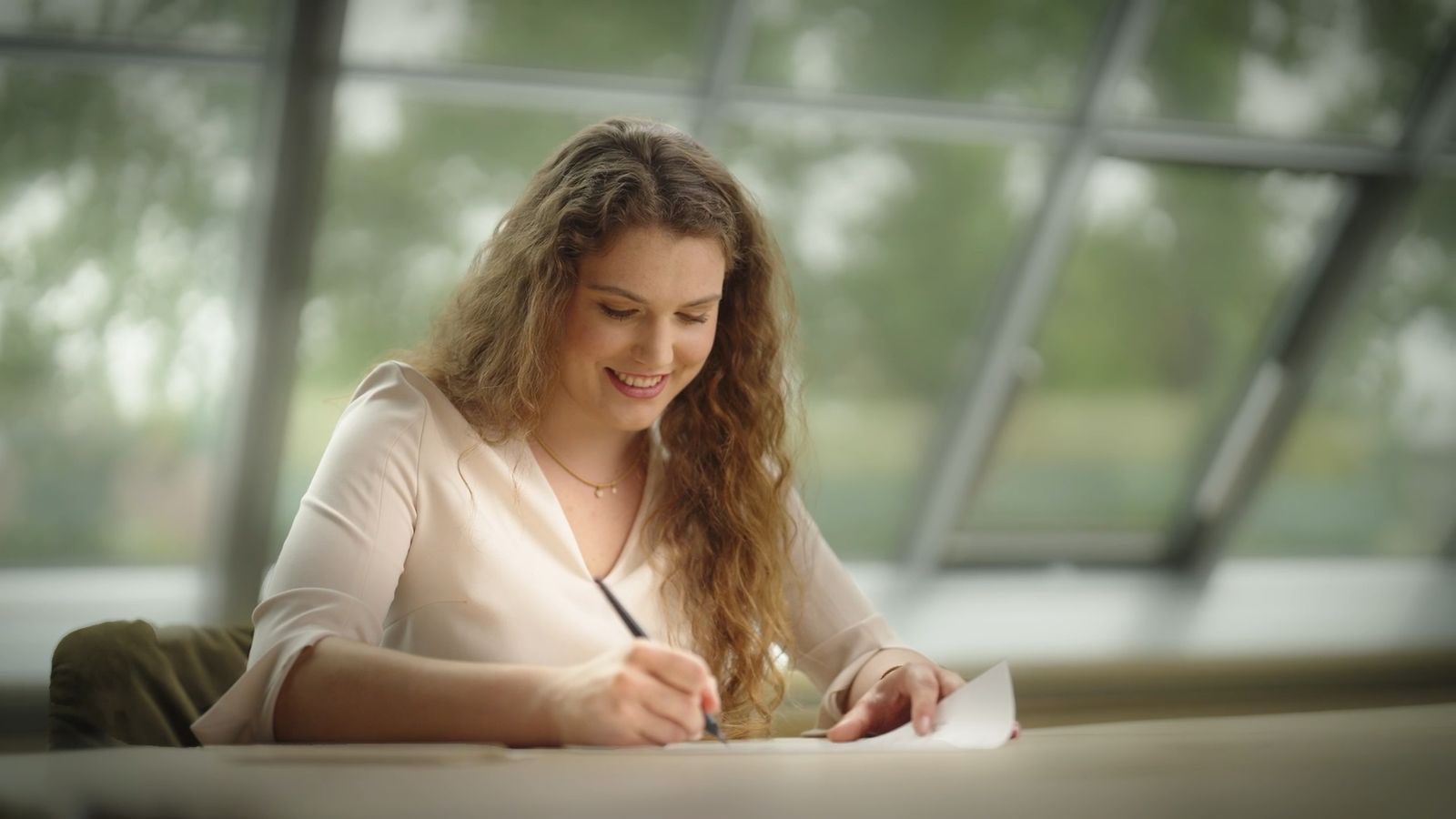 Katharina Wellendorff beim Schreiben eines persönlichen Briefes in der Schmuckmanufaktur.