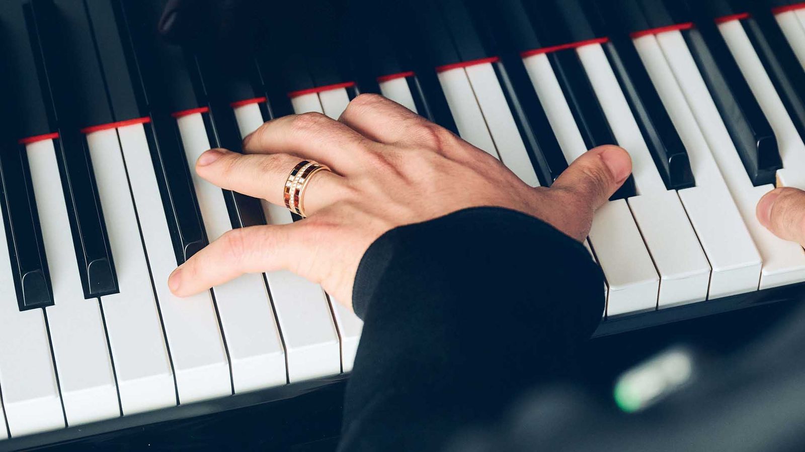 Igor Levit und sein neuer Wellendorff Ring. Das Gespräch zwischen Igor Levit und Christoph Wellendorff Foto: Urban Zintel