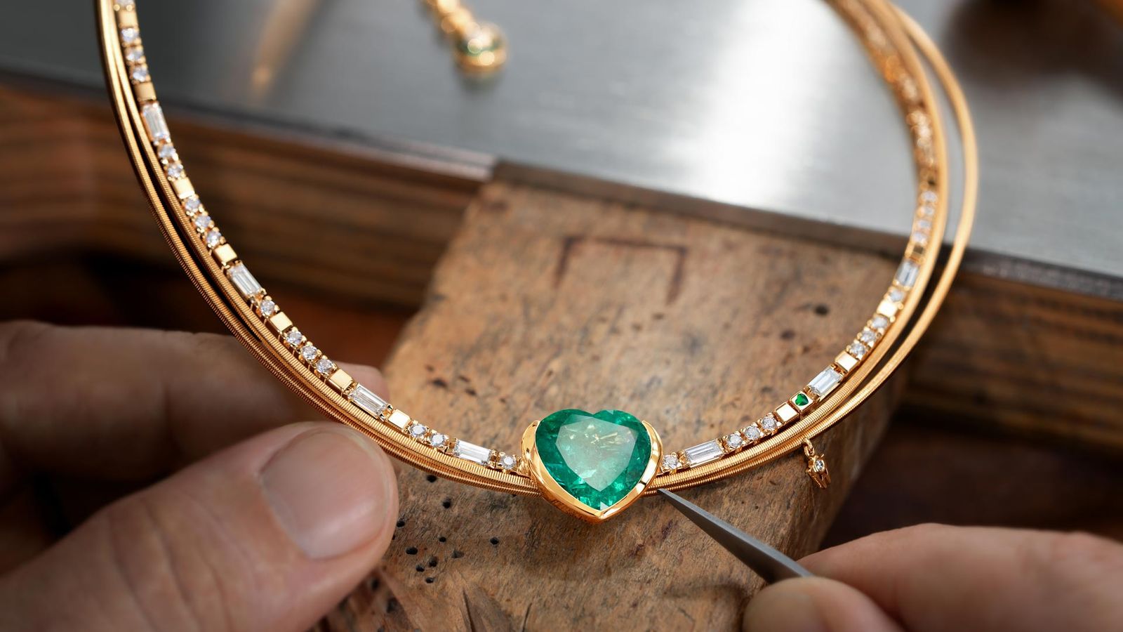 Das Unikat Collier Smaragd Zauber von Wellendorff, ein Unikat aus der Schmuckmanufaktur in Pforzheim