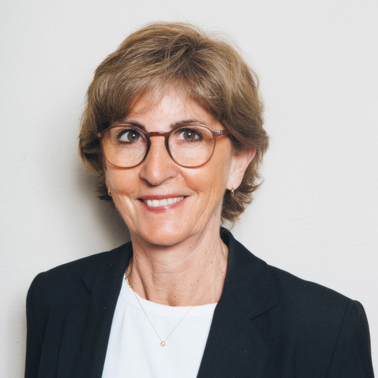 Die Wellendorff-Botschafterin Anne Thielen bei Juwelier Krämer in Saarbrücken.