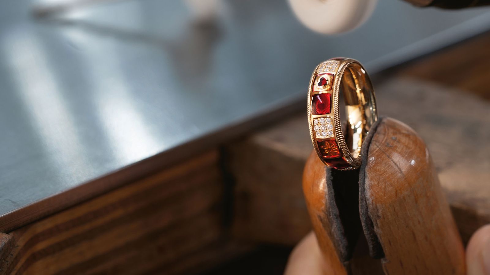 Wellendorff Schmuckstück Power of Love, Geburtstagsring 2026, aus 18 Karat Gelbgold mit farbiger Kaltemaille