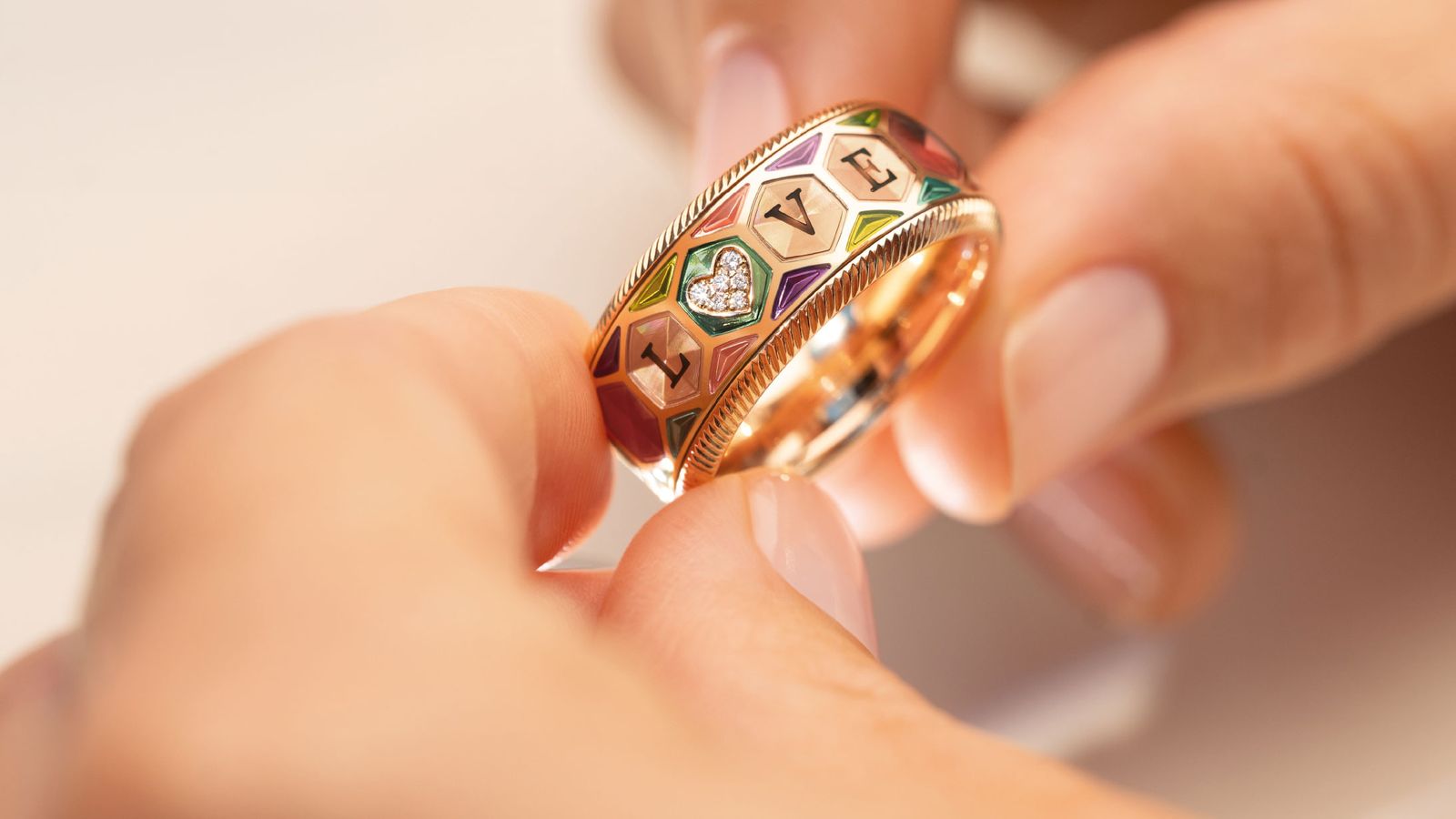 Limitierter Wellendorff Jahresring 2026 AUS LIEBE mit 8-farbiger Kaltemaille.