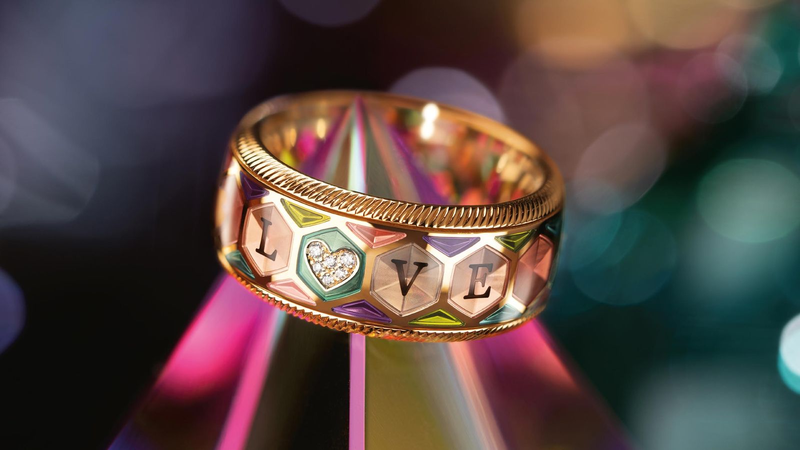 Handgefertigter Wellendorff Jahresring 2026 mit 18 Karat Gelbgold und acht Farbvarianten Kaltemaille.