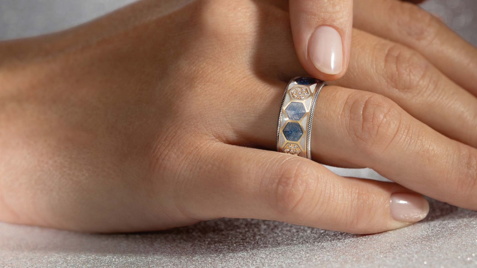 Exklusiver Geburtstagsring Jeder Augenblick 2026 von Wellendorff, handgefertigt in Weißgold.