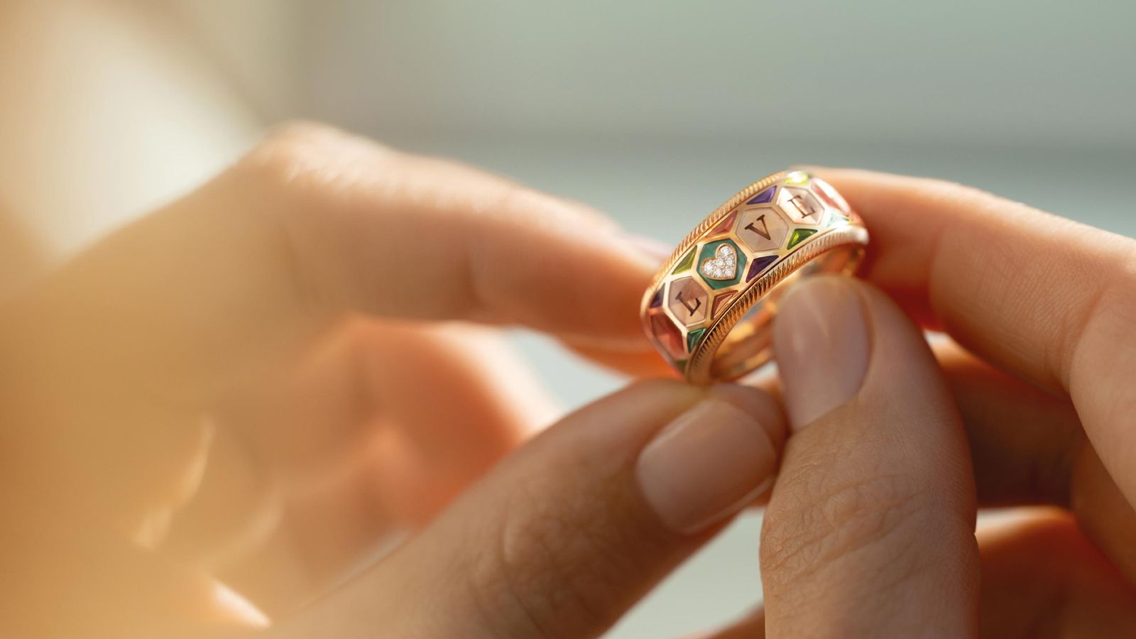 AUS LIEBE 2026 Ring von Wellendorff – Gelbgold trifft auf bunte Kaltemaille.