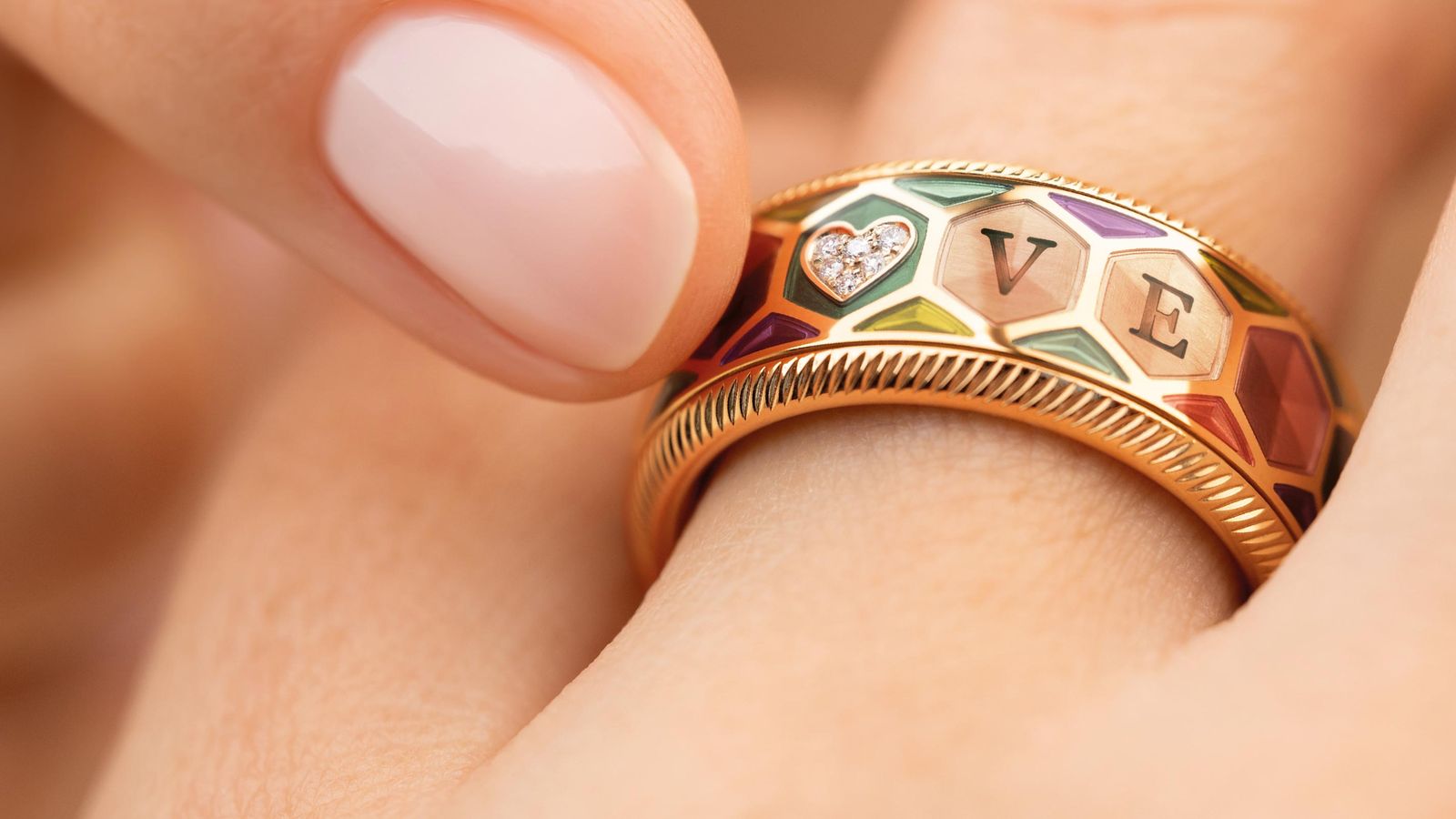 Jahresring 2026 AUS LIEBE von Wellendorff – 18 Karat Gelbgold mit farbenfroher Kaltemaille in 8 Nuancen.