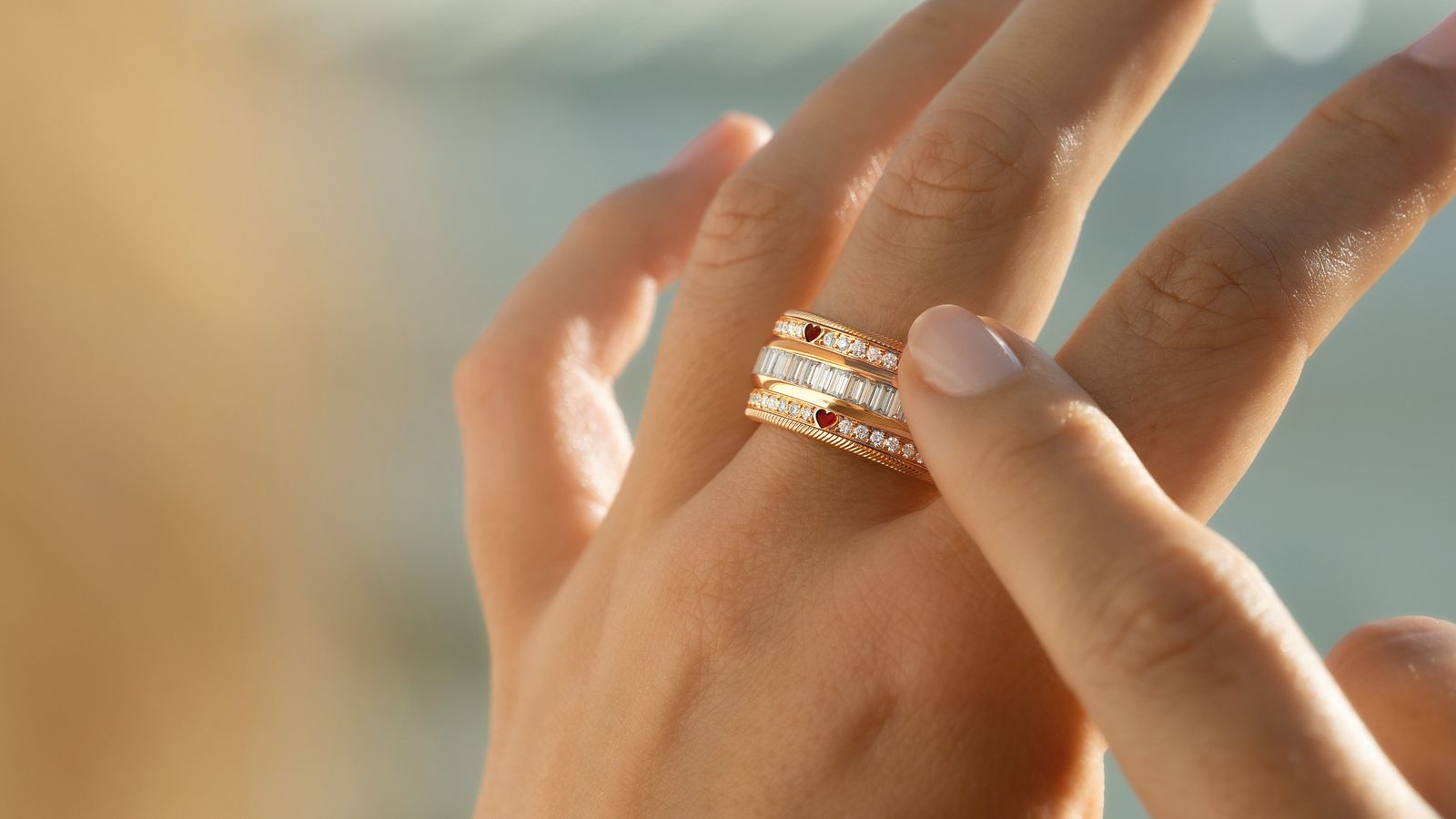 Der drehbare Ring ZWEI HERZEN EINE SEELE vereint edles 18-karätiges Gold mit funkelnden Brillanten und präzise geschliffenen Baguette-Diamanten. Zwei zarte Herzen aus Wellendorff-Kaltemaille verleihen dem Ring eine romantische Note.