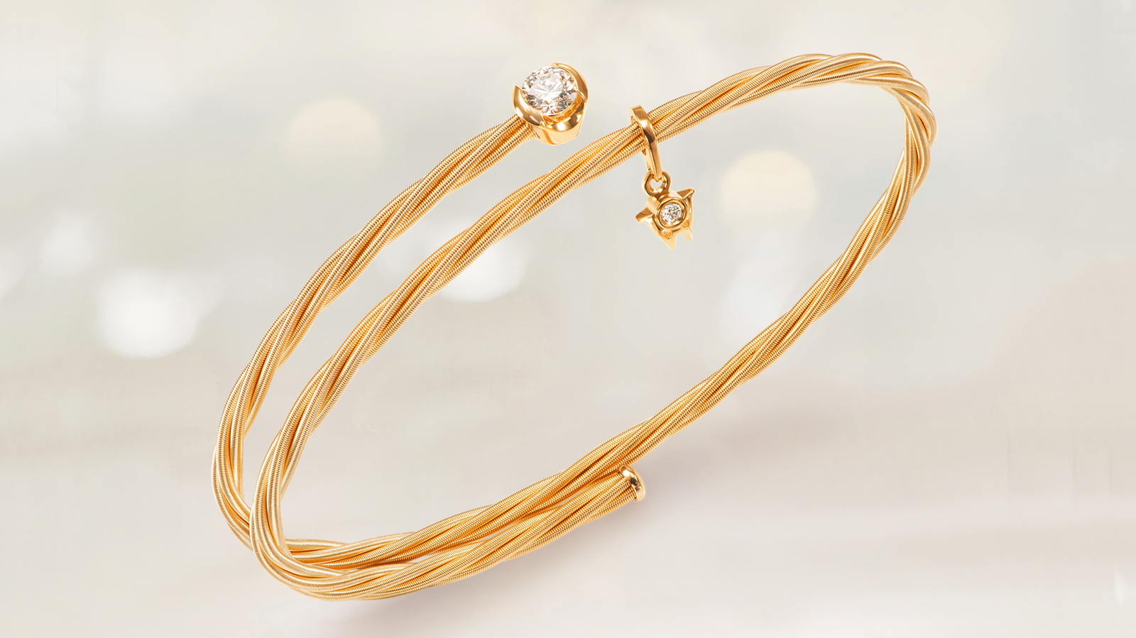 Das Armband UMARME MICH Power of solitaire aus 18 Karat Gelbgold. Die moderne Solitärfassung hält den Viertelkaräter und lässt Platz für eine persönliche Gravur. Auf Mood Hintergrund.