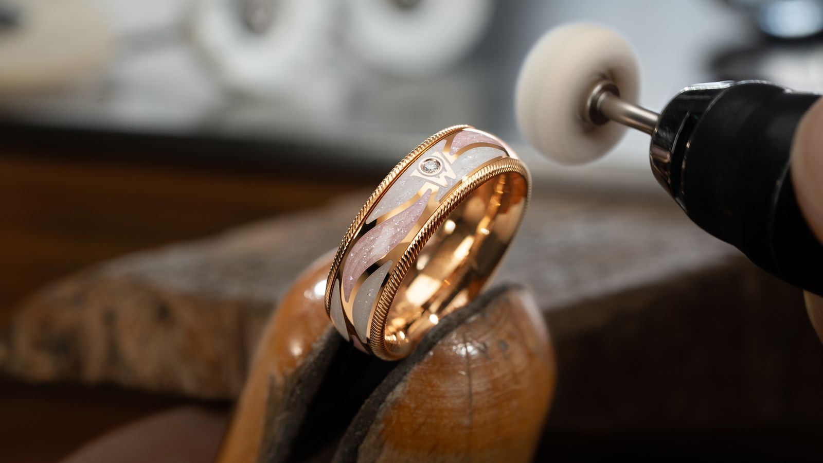Der drehbare Ring ENGELSSCHIMMER Nude aus 18 Karat Gold mit dynamischen Gravurelementen in zarten Nuancen der Wellendorff-Kaltemaille.
