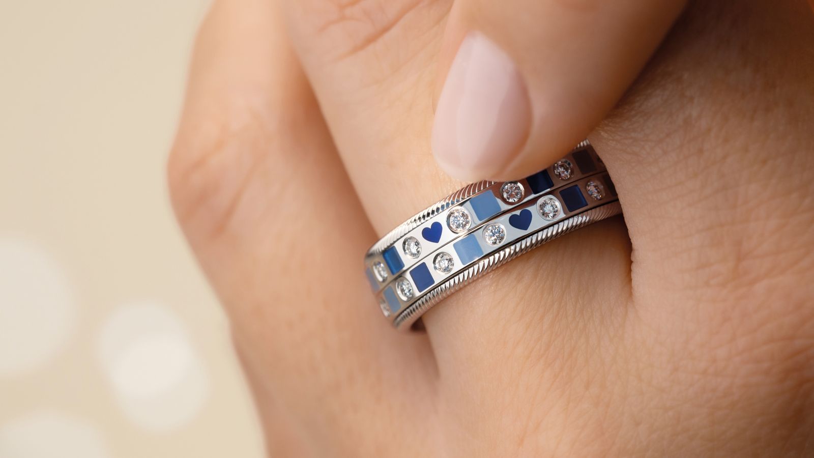 Der drehbare Ring OZEAN Duett aus 18 Karat Gold mit modernen, tiefblauen Mosaiken aus Wellendorff-Kaltemaille und handgefassten Brillanten.