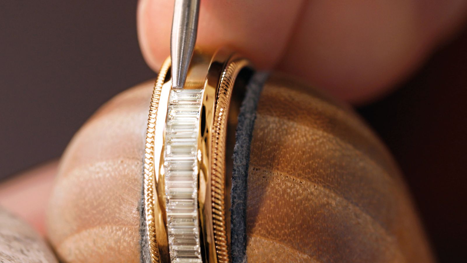 Der drehbare Ring BAGUETTE-ZAUBER aus 18 Karat Gold mit handgefassten lupenreinen Diamanten im Baguetteschliff von Wellendorff.