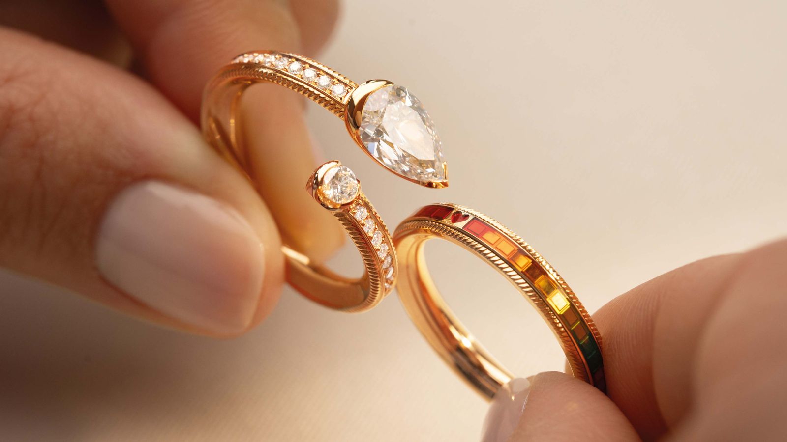 Der Clou des Schmuckstück des Jahres sind die auswechselbaren Einsteckringe des Diamattropfen Rings von Wellendorff