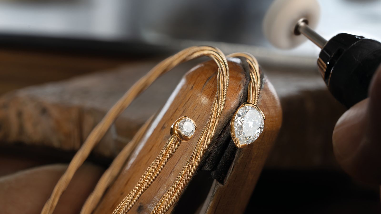 Das Herzstück des Armbands UMARME MICH Power of diamond drop aus 18 Karat Gelbgold ist der funkelnde Diamanttopf und der gegenüberliegende Solitär mit einer persönlichen Gravur.