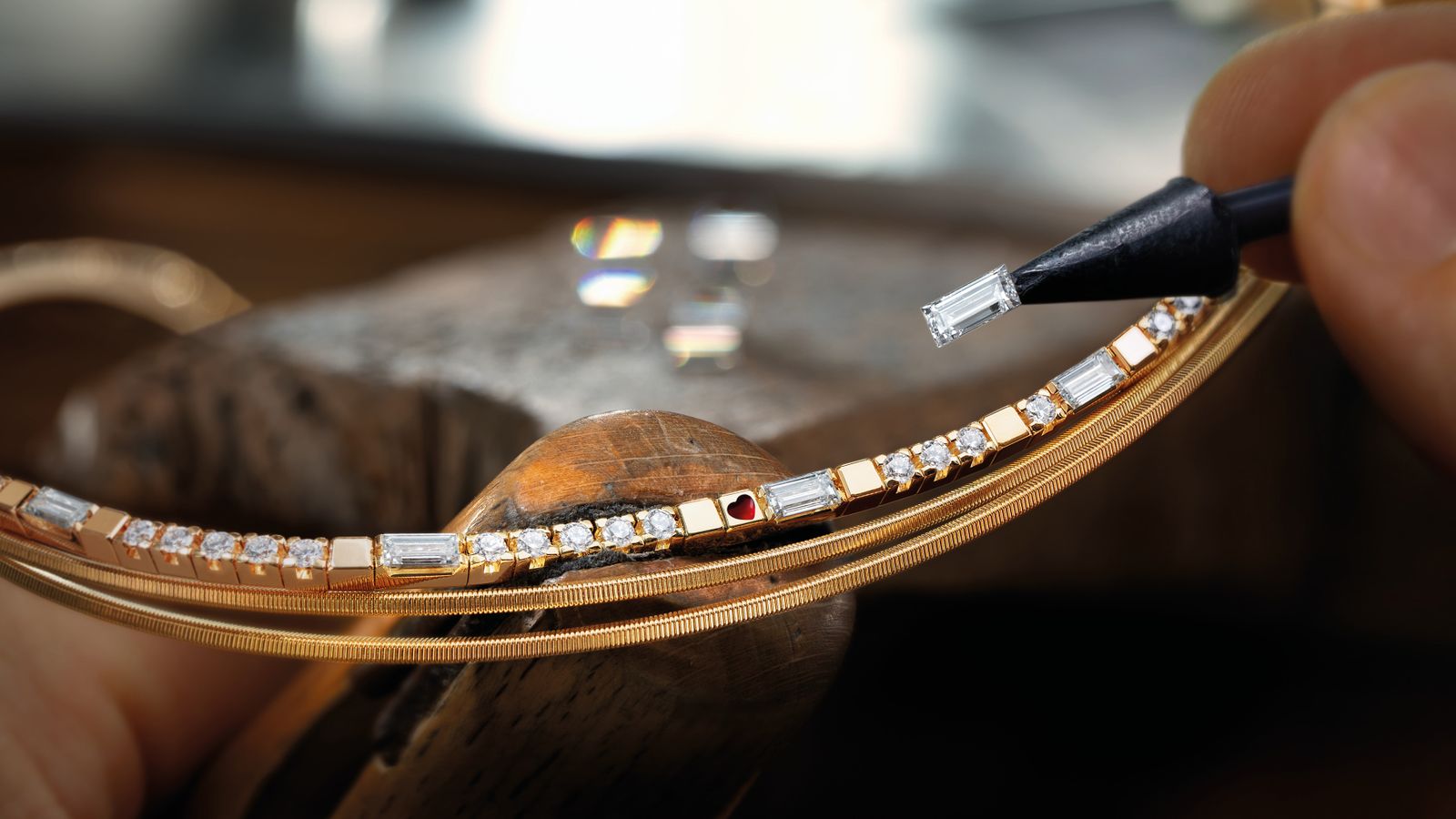 Das Collier BAGUETTE-ZAUBER aus seidenweichem 18-karätigem Gold mit handgefassten Baguette-Diamanten und einem romantischen Herz.