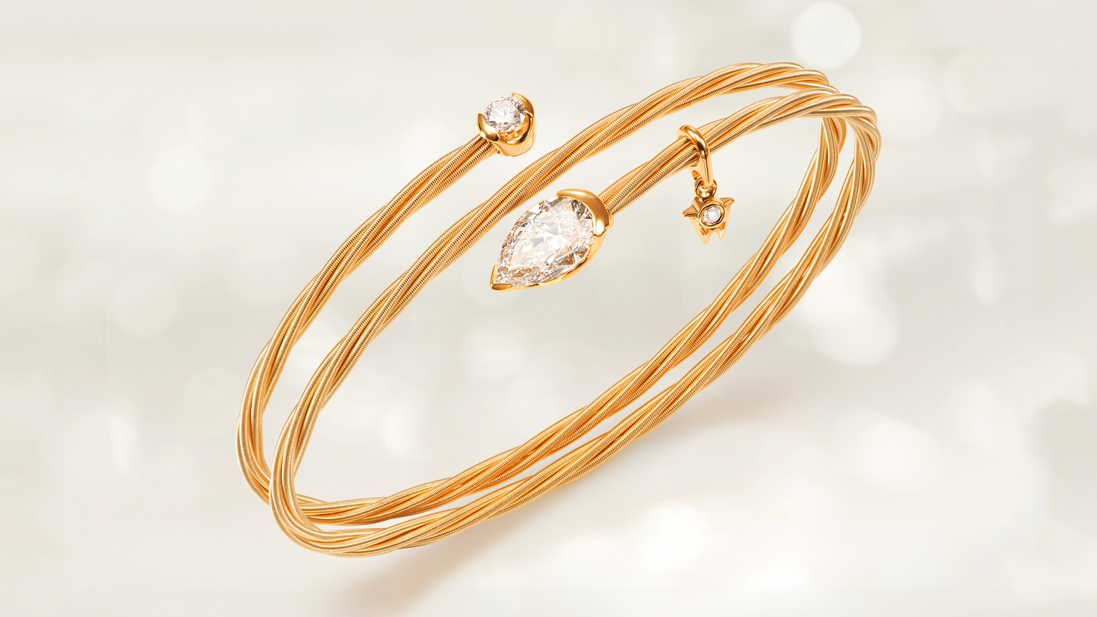 Das Herzstück des Armbands UMARME MICH Power of diamond drop aus 18 Karat Gelbgold ist der funkelnde Diamanttopf und der gegenüberliegende Solitär mit einer persönlichen Gravur.