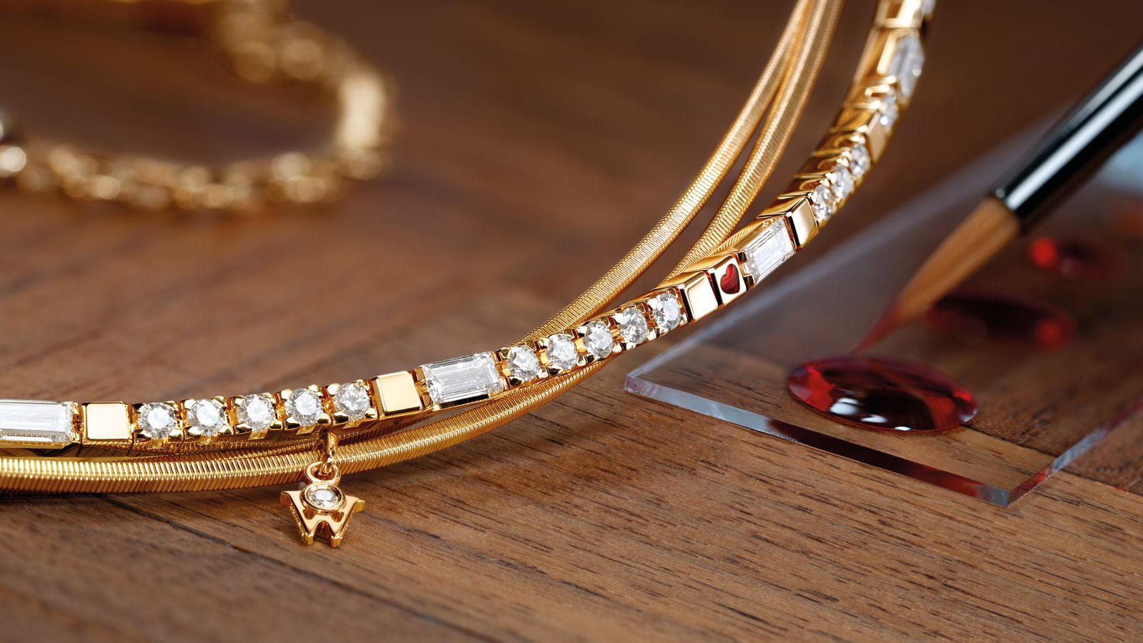 Das Collier BAGUETTE-ZAUBER aus seidenweichem 18-karätigem Gold mit handgefassten Baguette-Diamanten und einem romantischen Herz.