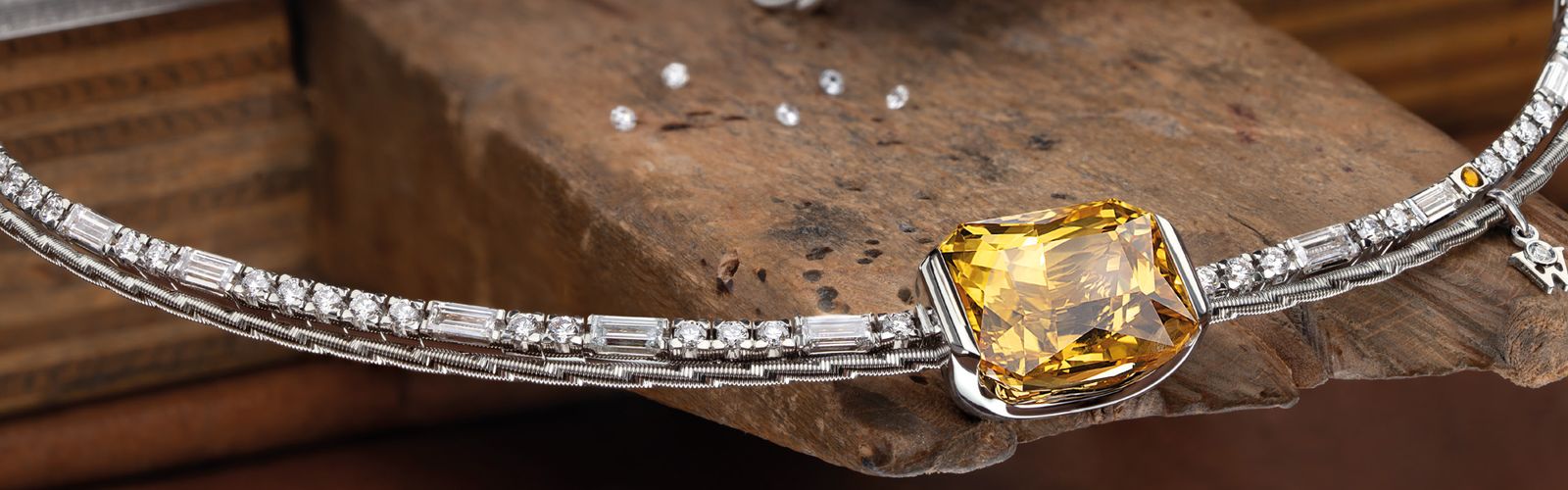 Collier Sonnenaufgang - ein Unikat aus 18 Karat Weißgold und einem gelben Saphir