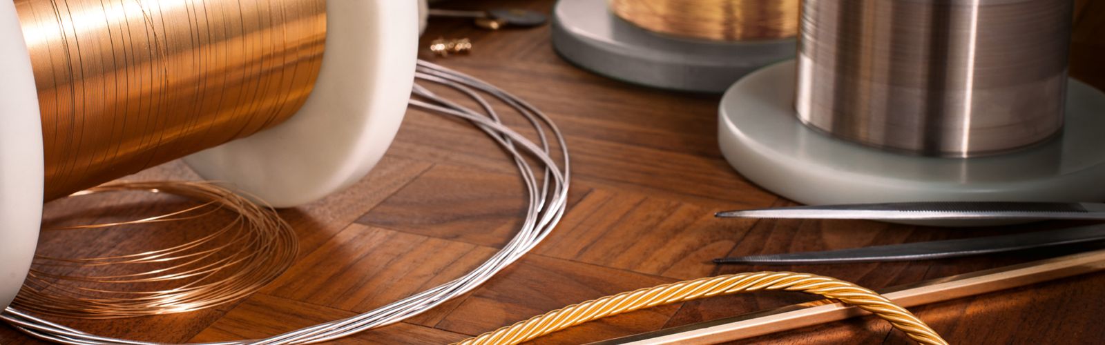 Golddraht für Wellendorff-Colliers, handgefertigt in 18 Karat Weißgold und 18 Karat Gelbgold in der Pforzheimer Manufaktur.