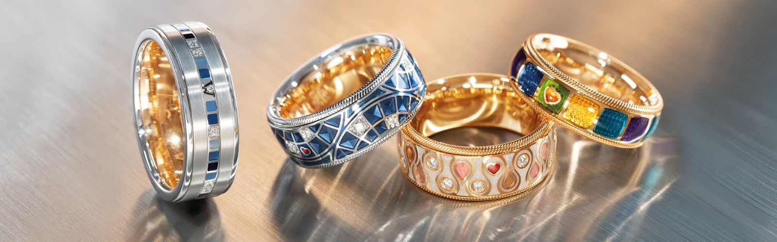 Die limitierten Geburstagsringe von Wellendorff in 18 Karat Gelbgold und 18 Karat Weißgold.