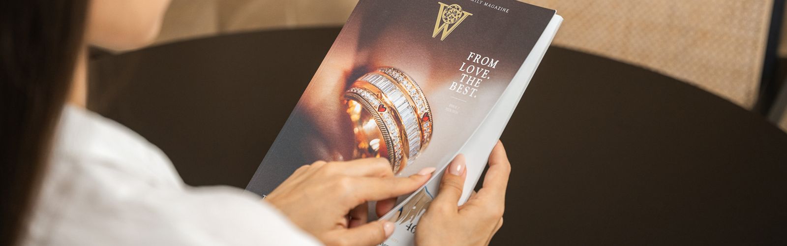 Titelbild der neuen Ausgabe des Wellendorff Familienmagazins 2025 mit exklusiven Schmuckfotografien die englische Ausgabe