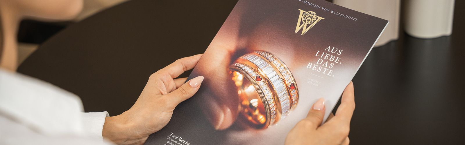 Titelbild der neuen Ausgabe des Wellendorff Familienmagazins 2025 mit exklusiven Schmuckfotografien die deutsche Ausgabe