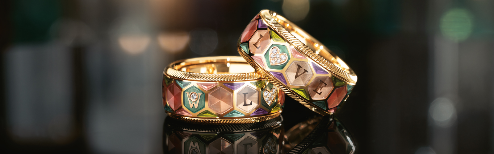 Der Wellendorff Jahresring 2026 AUS LIEBE schimmert in all seinen Leuchtfarben.