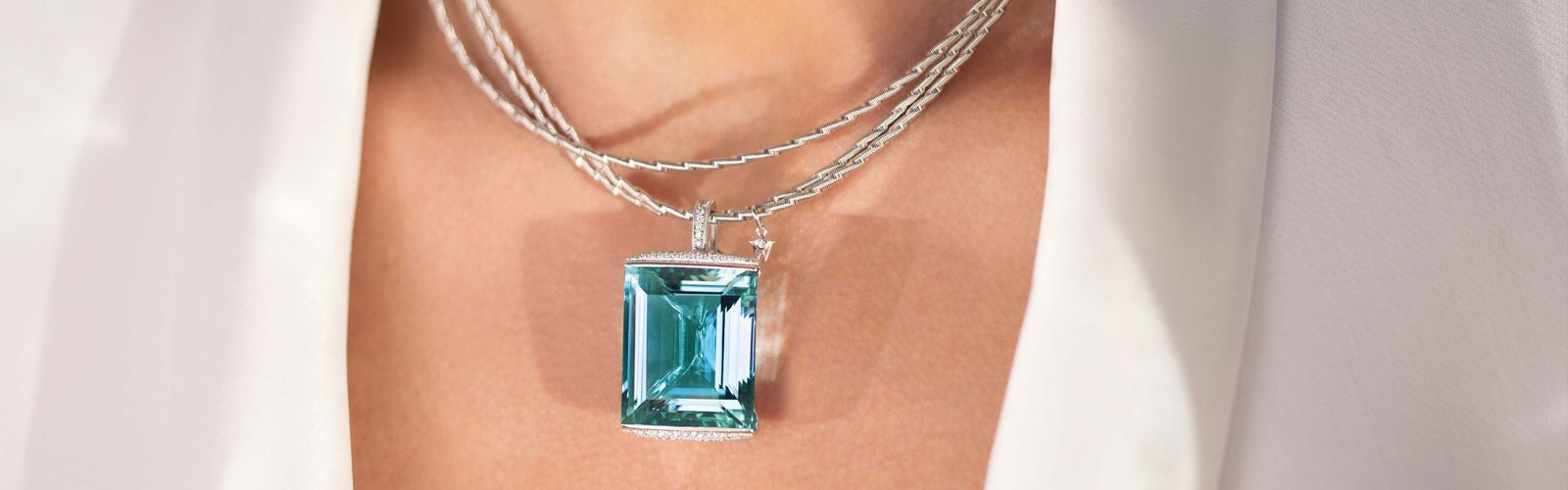 Einzigartige Unikate Von Wellendorff Aqua Marina von einem Model getragen, 18 Karat Weißgold