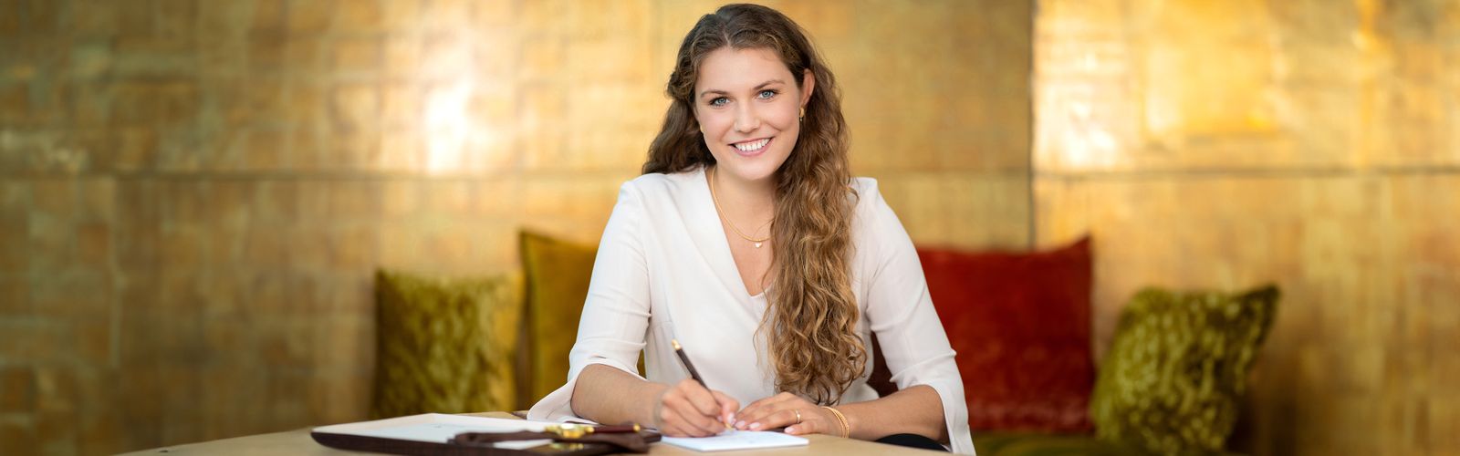 Wellendorff Schmuckexpertin macht sich Notizen