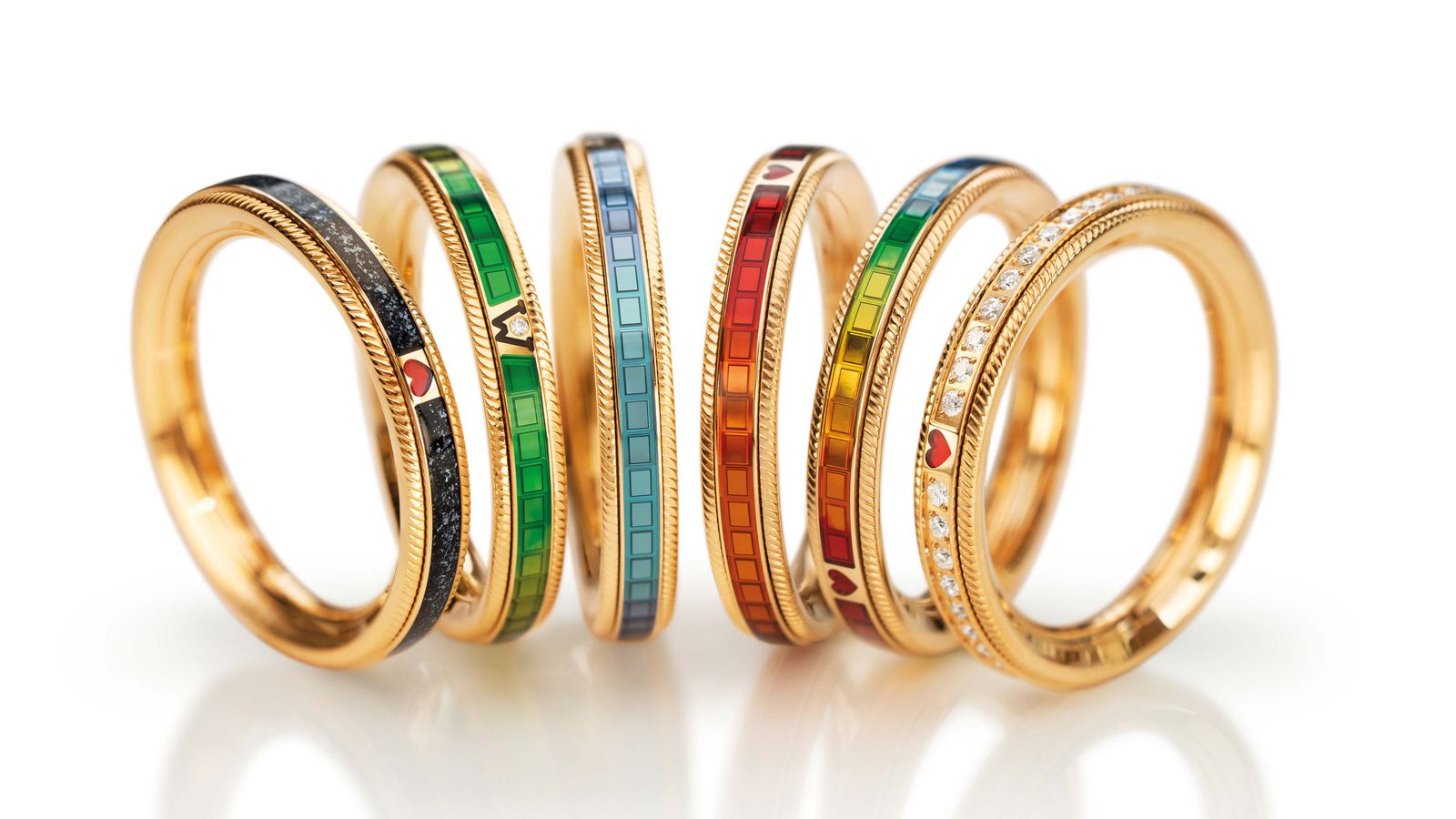 Die auswechselbaren Innenringe des Schmuckstück des Jahres von Wellendorff. Veredelt mit Kaltemaille und Brillanten.