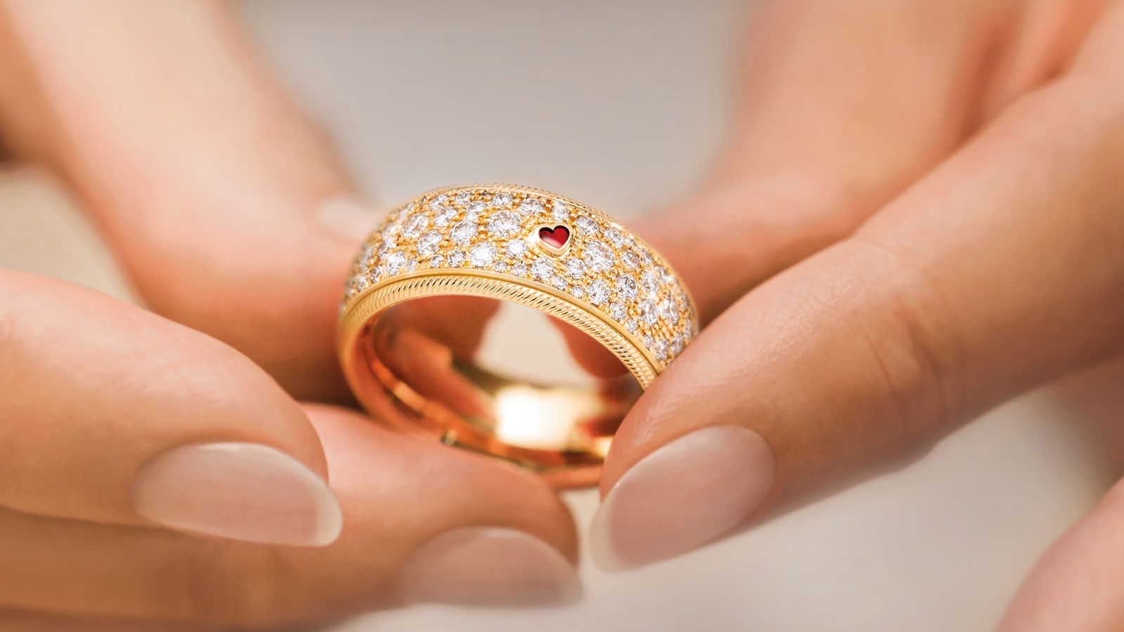 Der Ring WAHRE LIEBE aus 18-karätigem Gold und funkelnden Brillanten.