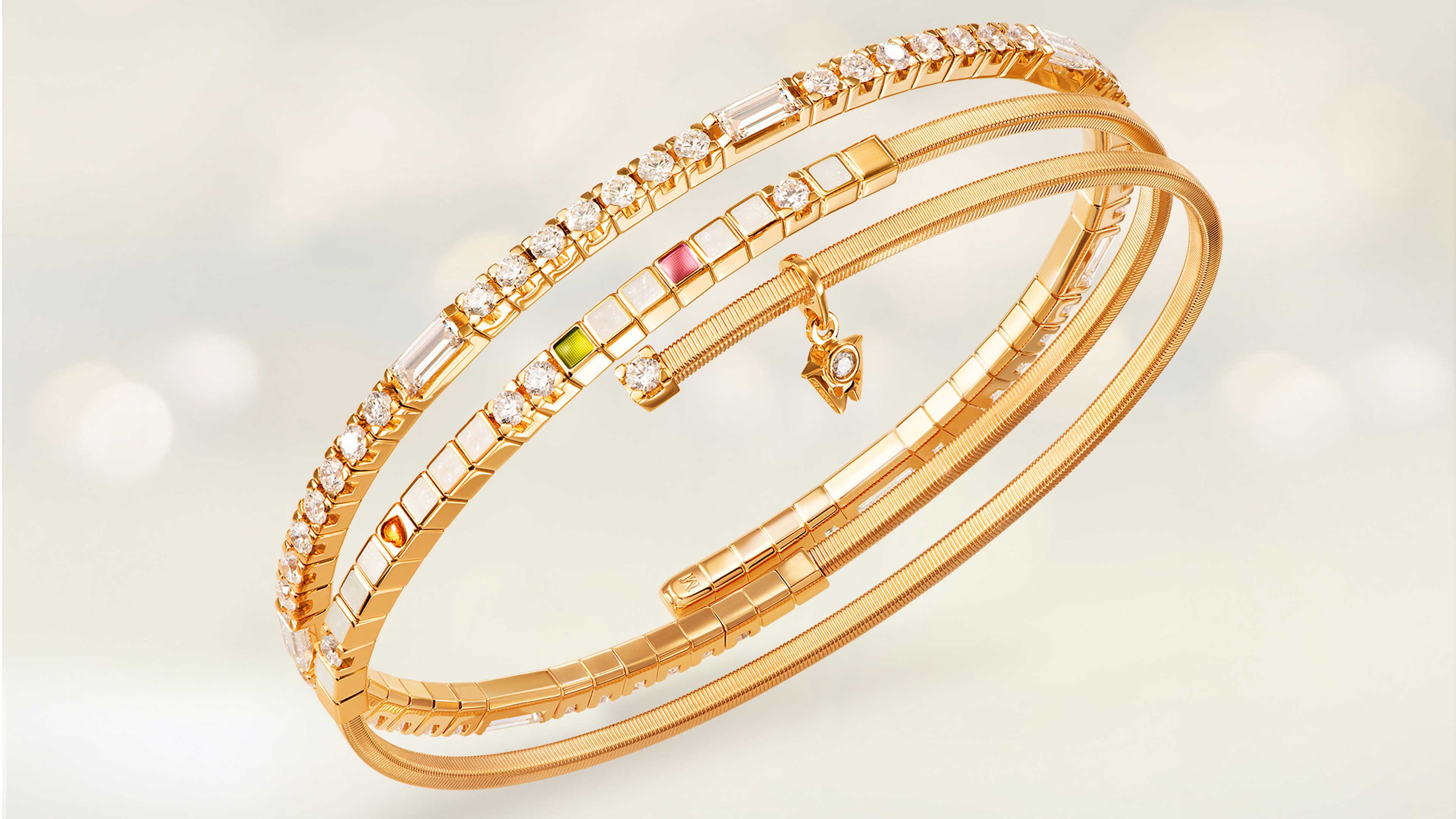 Das Wellendorff Armband UMARME MICH Power in white edel in 18-Karat Gelbgold auf beigem Mood Hintergrund