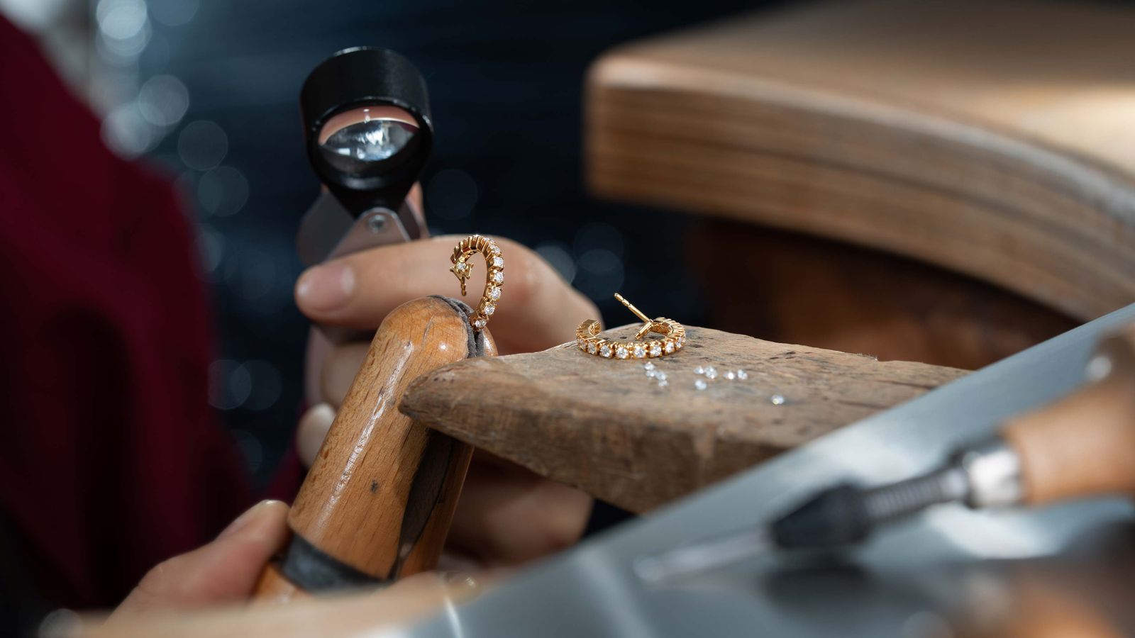 Die bezaubernden Creolen Wahre Liebe aus der Schmuckmanufaktur Wellendorff, gefertigt mit Diamanten in 18 Karat Gold