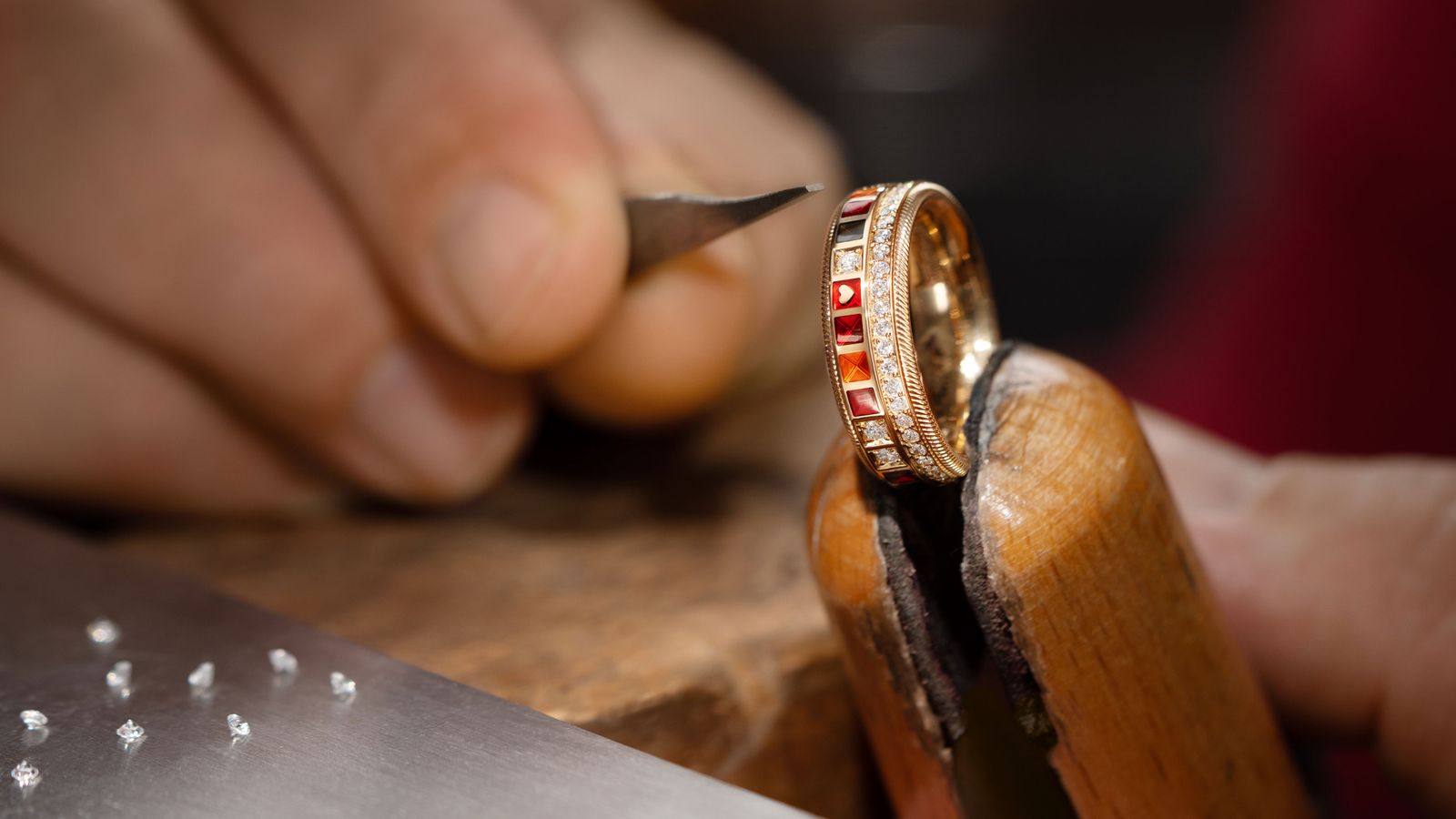 Wellendorff Kollektion 2026 Ring Power in Red beim fassen in der Manufaktur