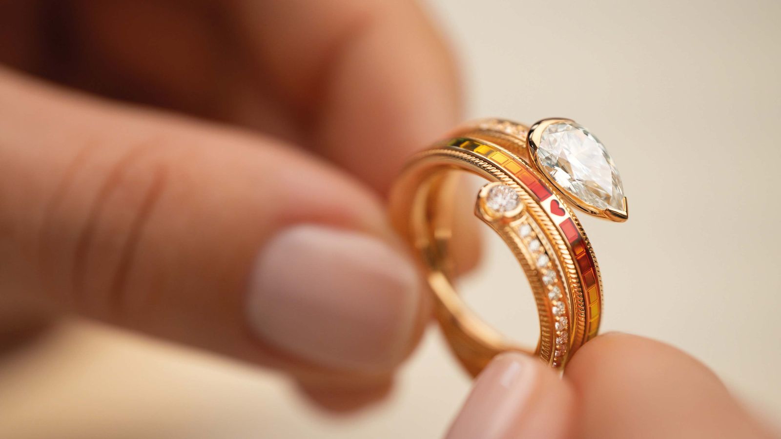 Das Schmuckstück des Jahres der Ring Diamanttropfen aus 18 Karat Gelbgold mit auswechselbaren Innenringen. Ein Meisterwerk aus der Schmuckmanufaktur