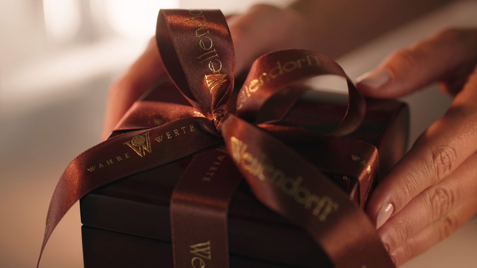 Ein Wellendorff Geschenk wird überreicht