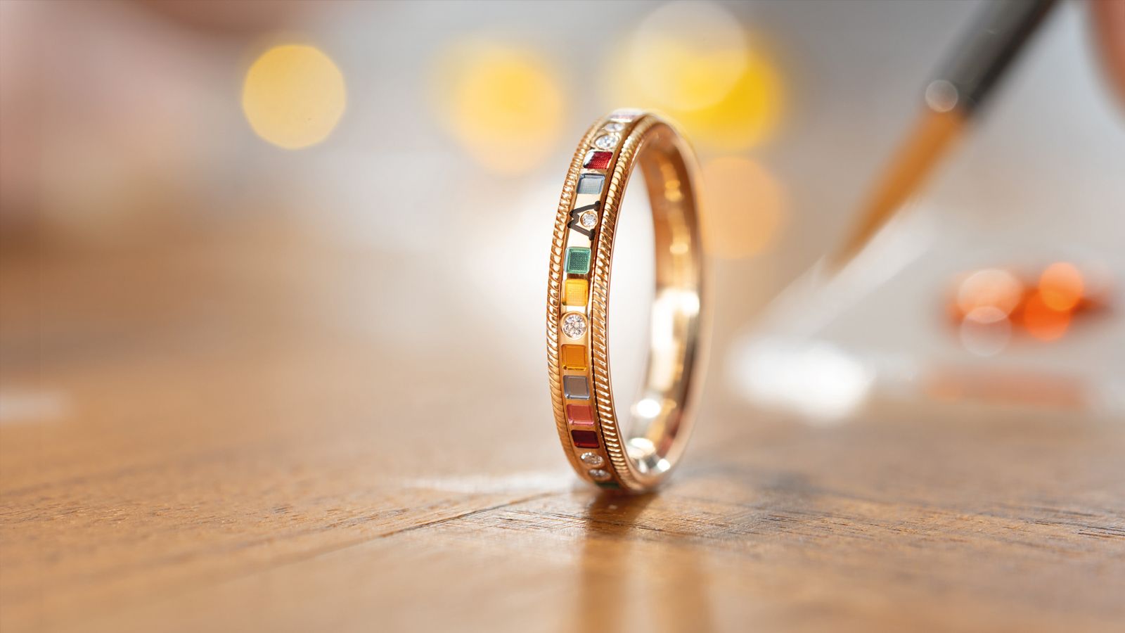 Der drehbare Wellendorff Ring REGENBOGEN zart aus 18-Karat Gold