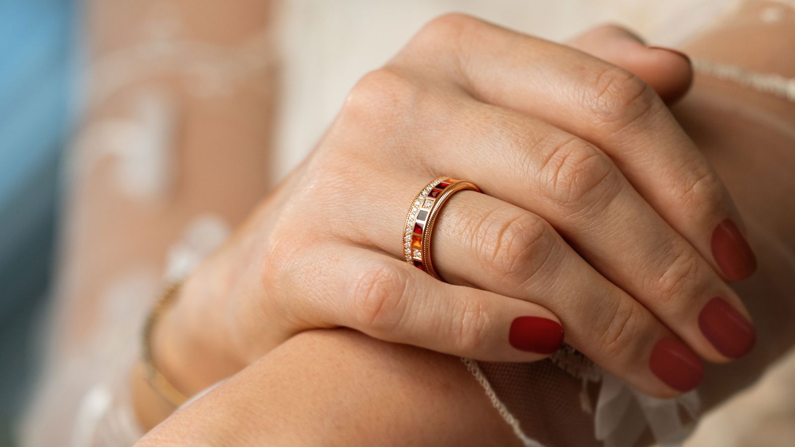 Wellendorff Kollektion 2026 Ring Power in Red getragen von einem Model