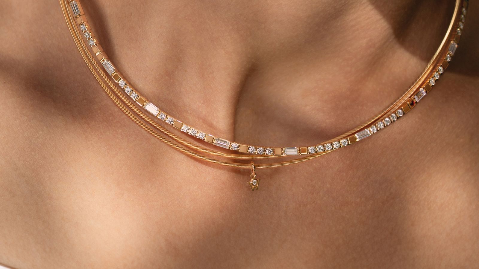 Das Collier BAGUETTE-ZAUBER aus seidenweichem 18-karätigem Gold mit handgefassten Baguette-Diamanten und einem romantischen Herz. Als getragenes Bild