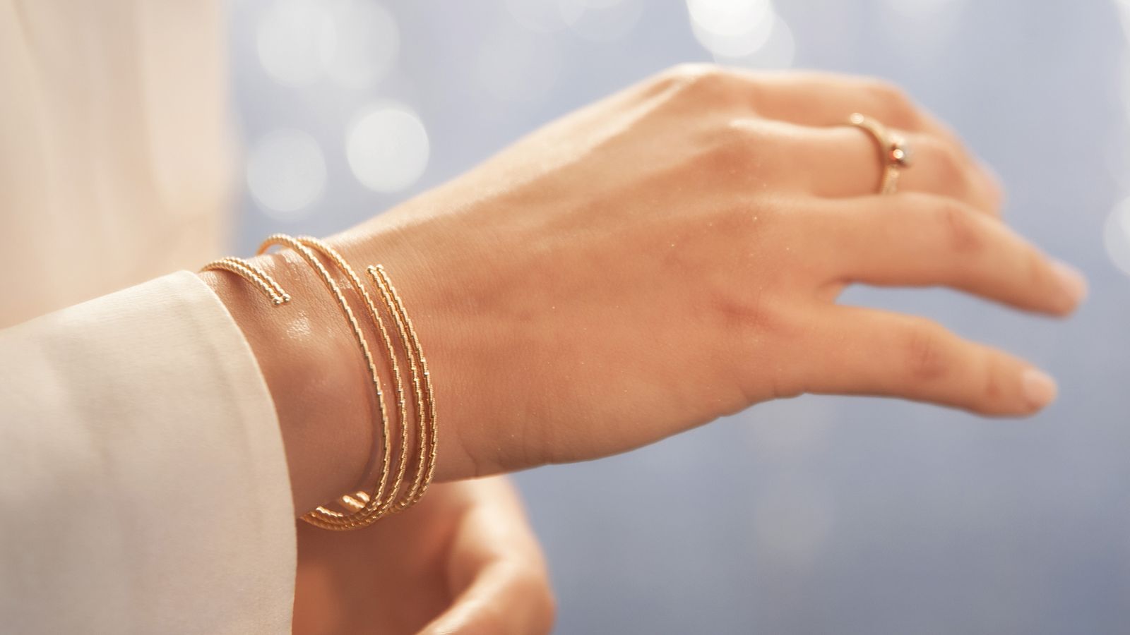Armband UMARME MICH am Handgelenk getragen