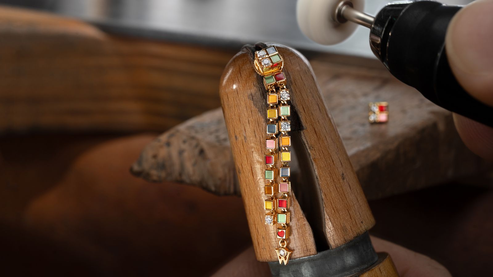Die Ohrringe REGENBOGENVERFÜHRUNG von Wellendorff aus 18-karätigem Gelbgold mit strahlenden Farben und funkelnden Brillanten.