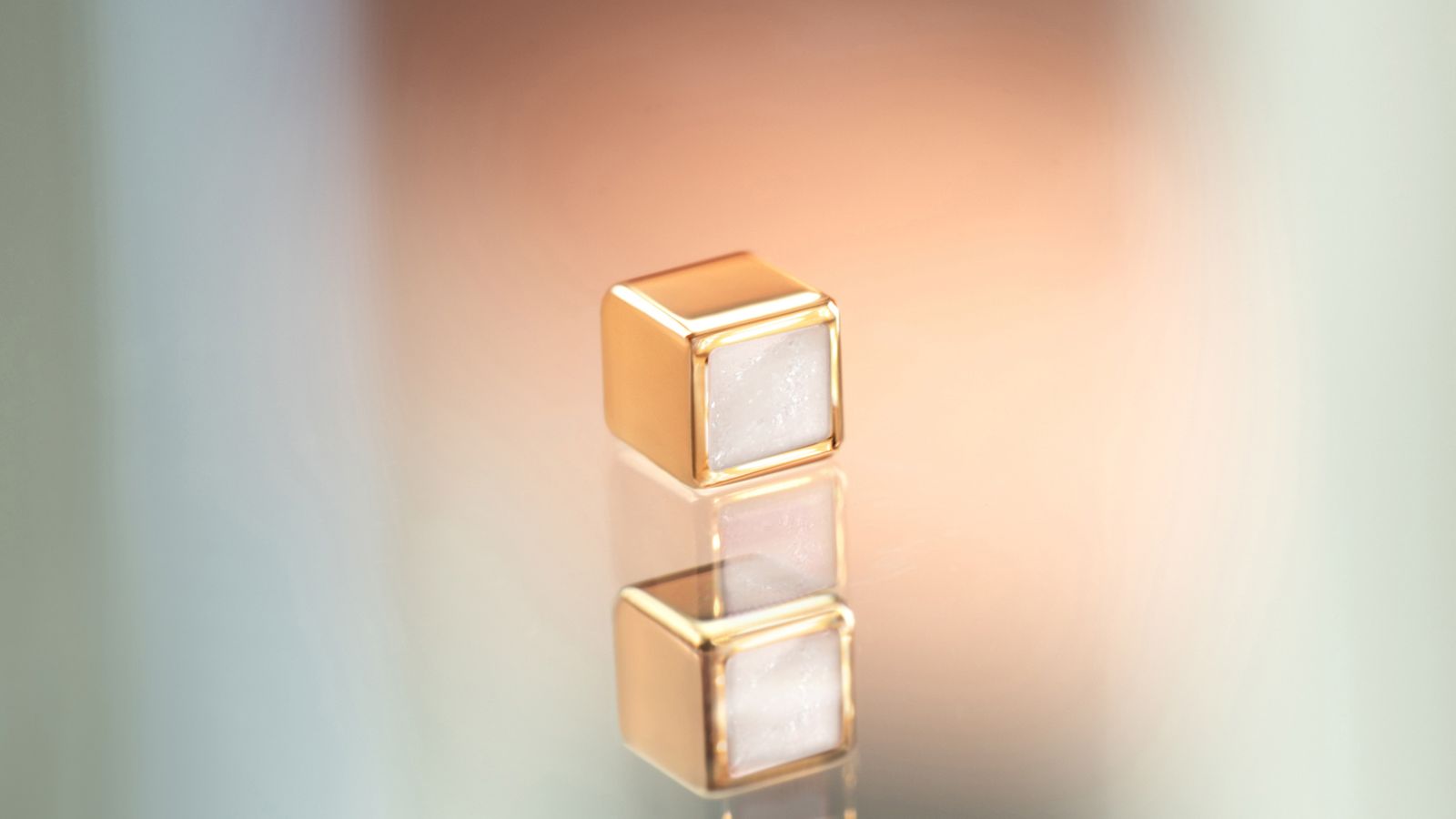 Die magischen Würfel aus 18 Karat Gelbgold und perlmuttfarbener Kaltemaille.