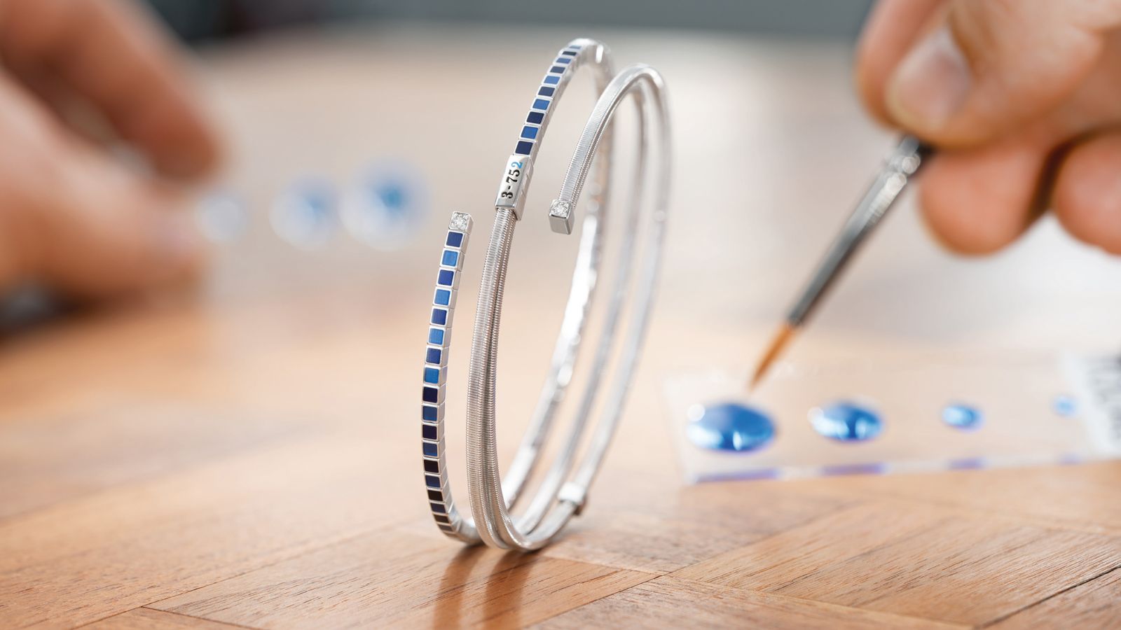 Das Wellendorff Herren Armband in 18-Karat Weißgold, beim emaillieren in der Manufaktur