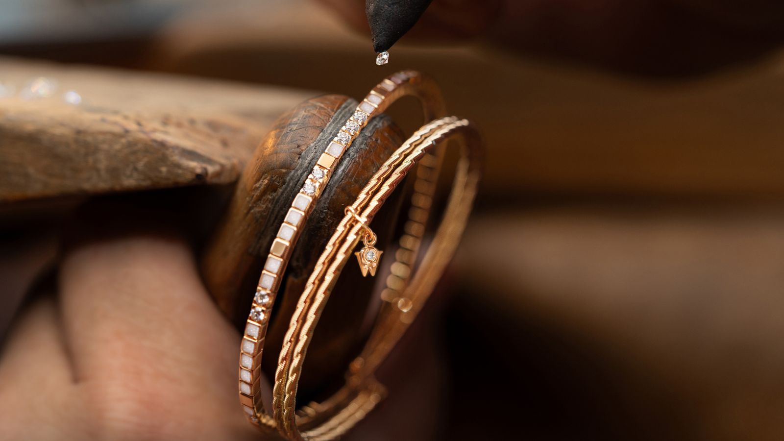 Das 18-karätige Armband Umarme Mich Mein Glück perlmutt in der Manufaktur - Fassen der Brillanten.
